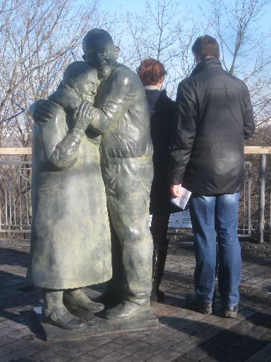 Lovers' Bridge statue