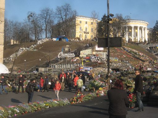 Before this, I hadn't noticed the long barricade leading up the hill between TET TV (left) and the International Center of Culture and Arts of the Trade Unions of Ukraine (right) along Instytutska Street.